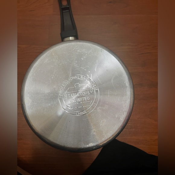 TABLETOPS Sauce Pan | Silver/Black | Aluminum Saucepan w/ Solid Silicone Handle - Picture 2 of 3